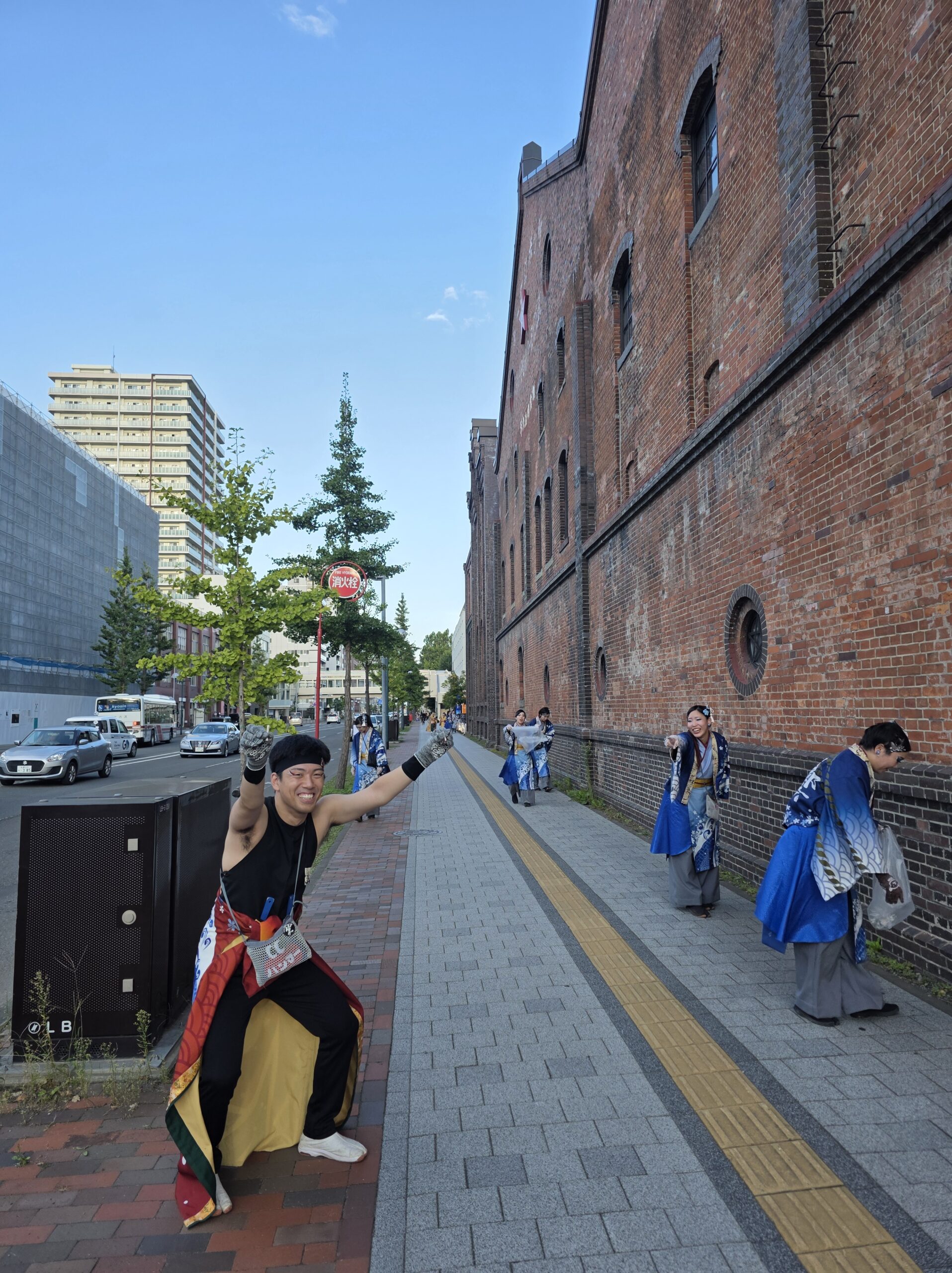 札幌ファクトリー周辺で清掃活動を行う海響のメンバー