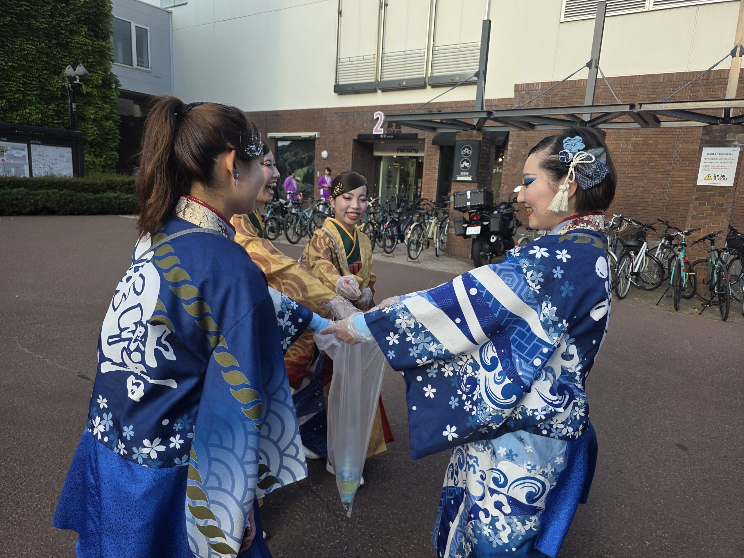 札幌ファクトリー周辺でごみを拾う海響のメンバー