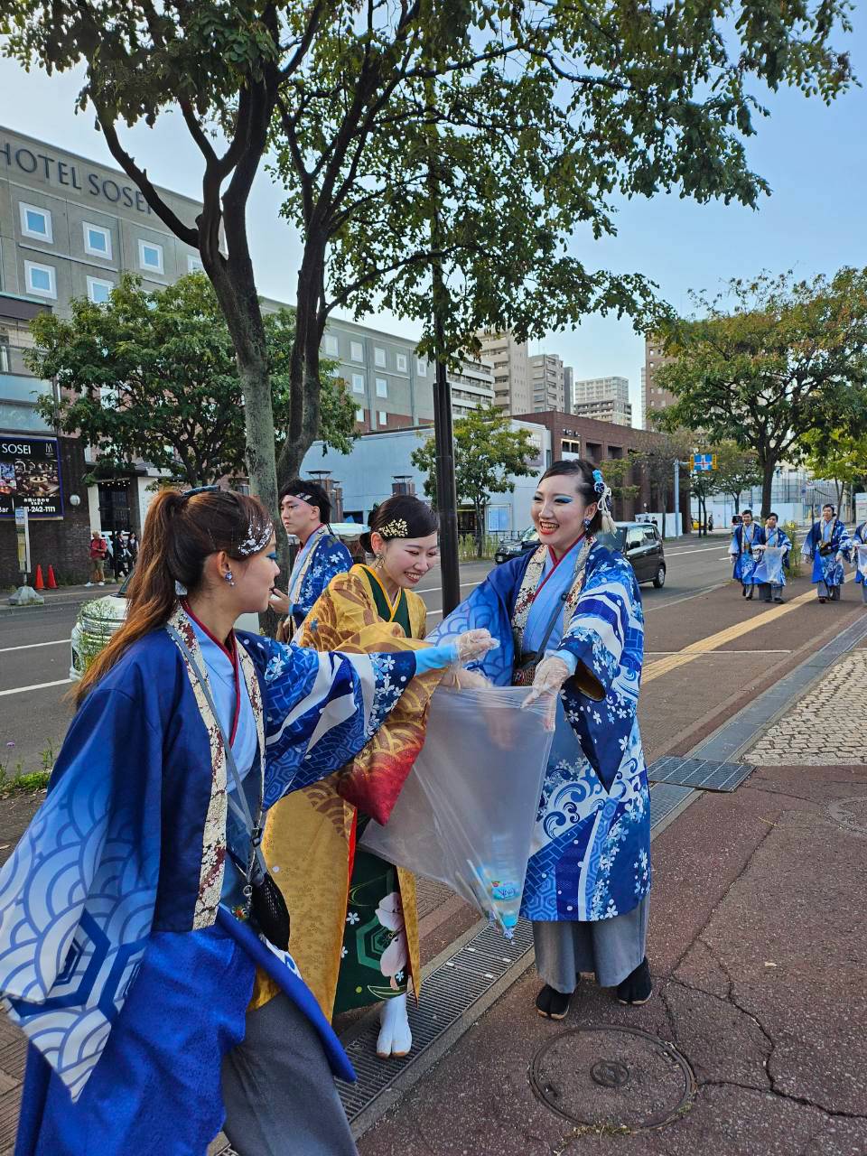 清掃活動で集めたごみを袋に入れる海響のメンバー
