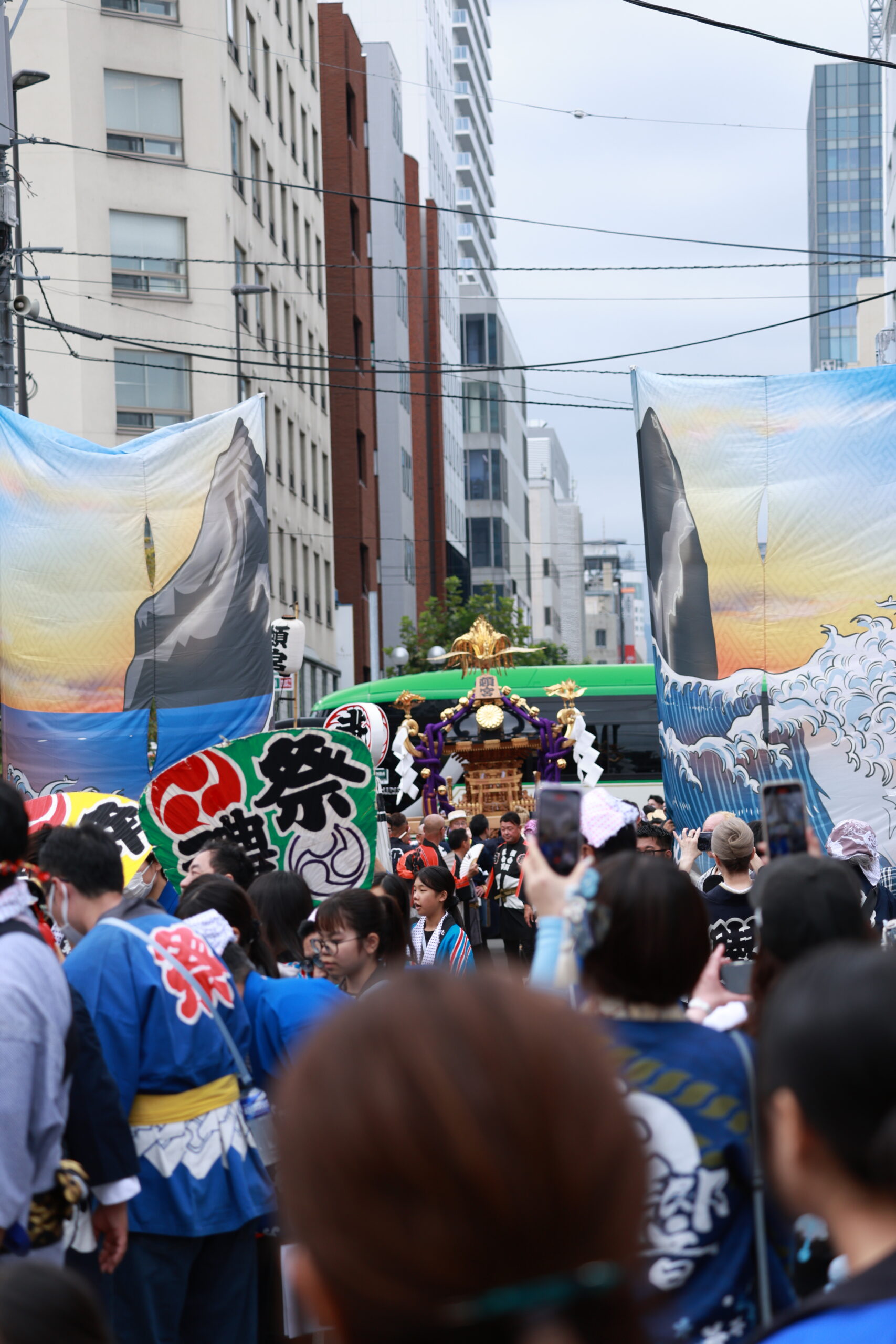 二条市場に登場した神輿と観客