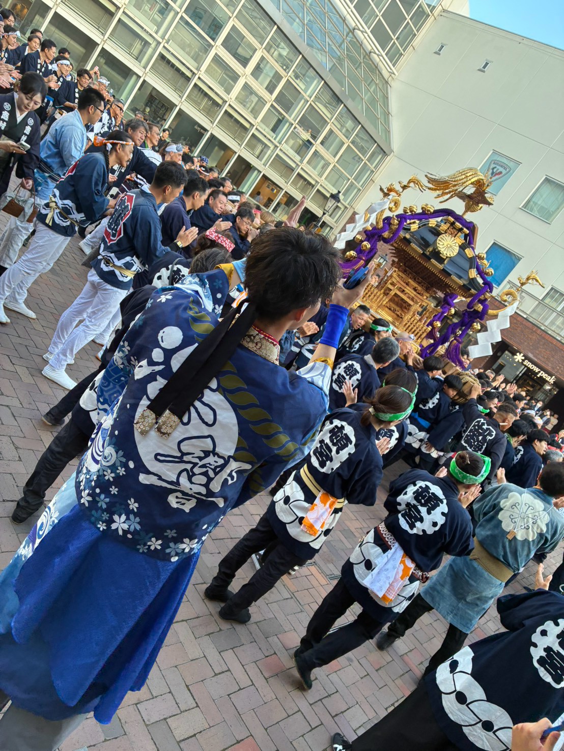 札幌ファクトリー会場に登場した神輿