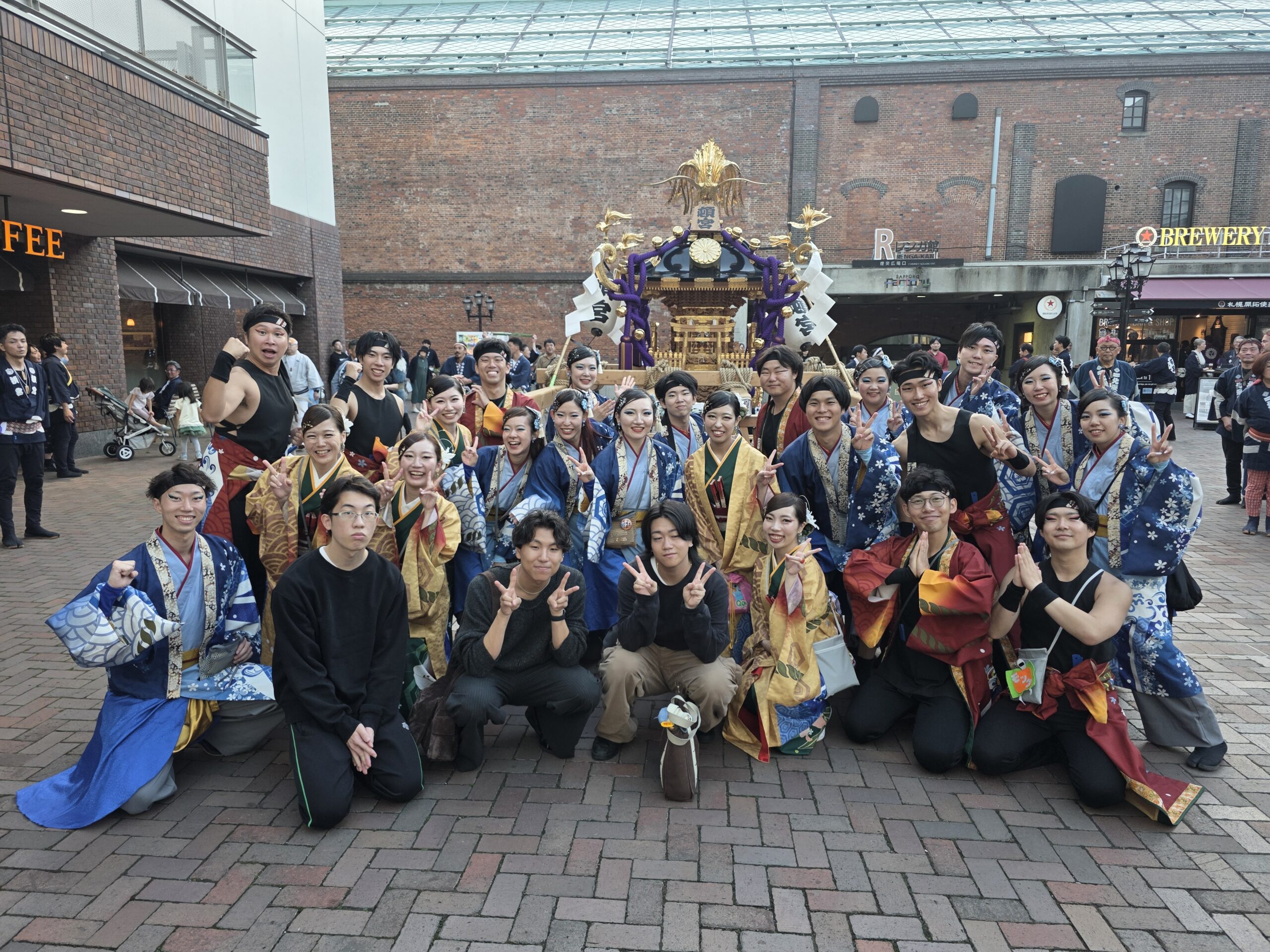 神輿渡御神事に参加したYOSAKOIソーランチーム海響の集合写真